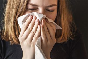 woman sneezing from mold allergy in boise idaho